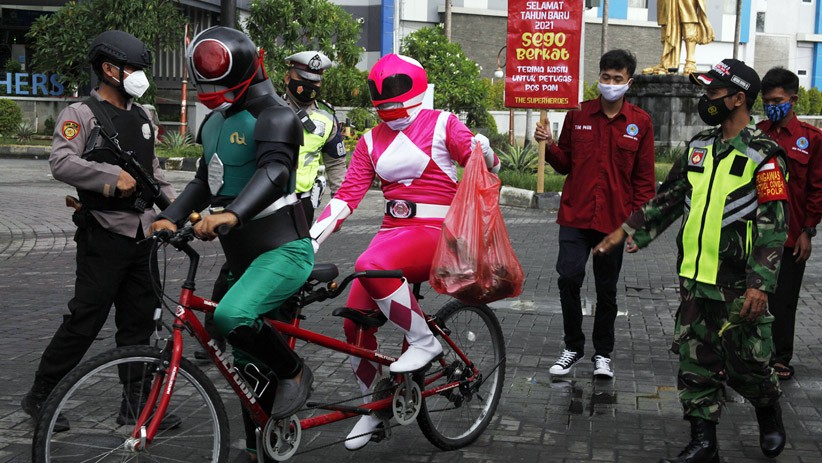 Aksi Superhero Bagi-Bagi Nasi Bungkus kepada Petugas Pengamanan Tahun Baru - Bagian 1