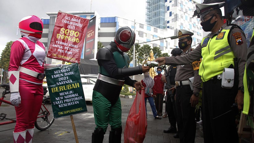 Aksi Superhero Bagi-Bagi Nasi Bungkus kepada Petugas Pengamanan Tahun Baru - Bagian 2