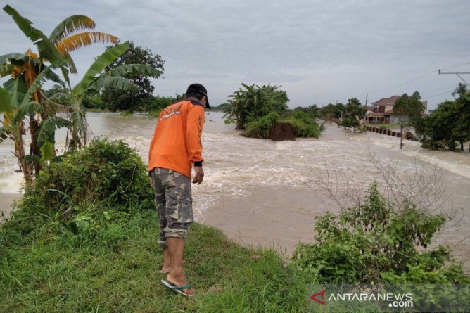 Tanggul Sungai Gelis Jebol, Satu Mobil Terseret Arus ke Persawahan 
