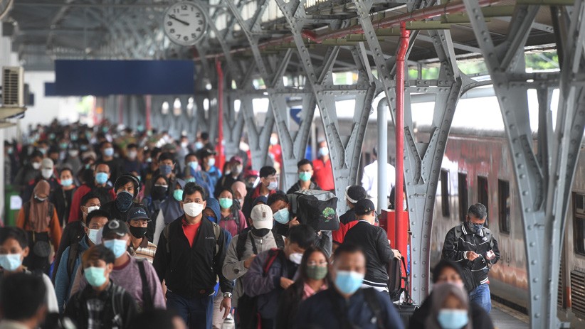 Arus Balik Libur Tahun Baru, Ribuan Penumpang Padati Stasiun Senen - Bagian 1