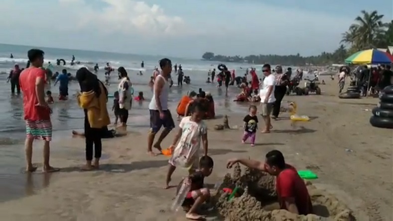 Warga Jabodetabek Padati Pantai Anyer dan Carita di Pandeglang Banten