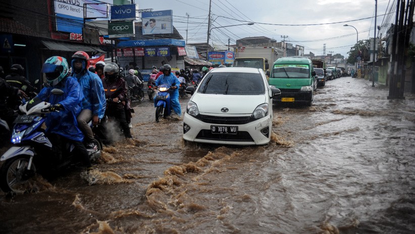 Drainase Buruk, Jalan Nasional Kabupaten Bandung Tergenang Air - Bagian 2