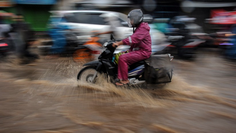 Drainase Buruk, Jalan Nasional Kabupaten Bandung Tergenang Air - Bagian 1
