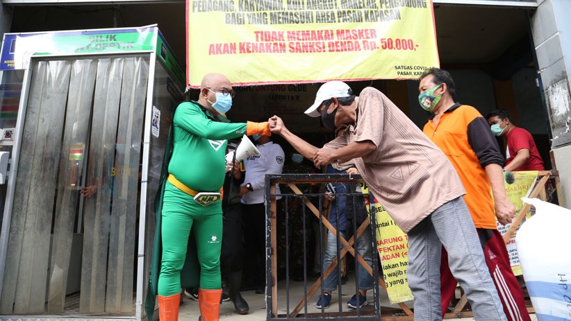 Aksi Camat Sawahan Pakai Kostum Superhero Sosialisasi Protokol Kesehatan - Bagian 2