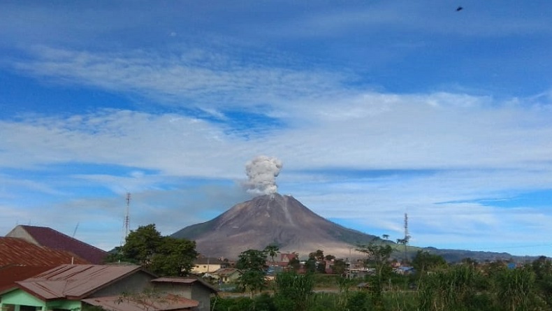 Gunung Sinabung Kembali Erupsi, Semburkan Abu Vulkanis Setinggi 700 Meter