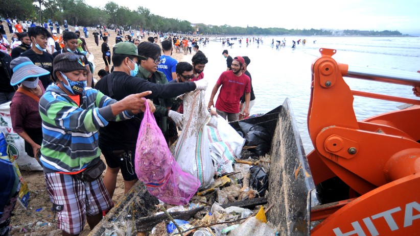 Aksi Bule dan Warga Lokal Bersihkan Sampah Pantai Kuta - Bagian 3
