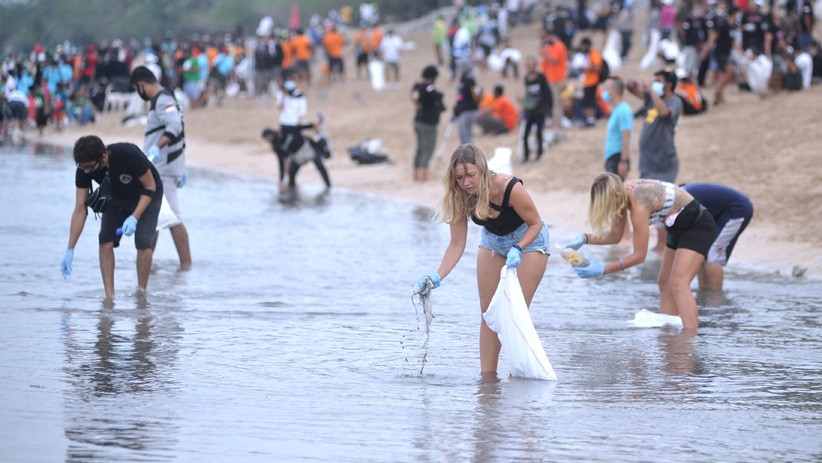 Aksi Bule dan Warga Lokal Bersihkan Sampah Pantai Kuta - Bagian 1