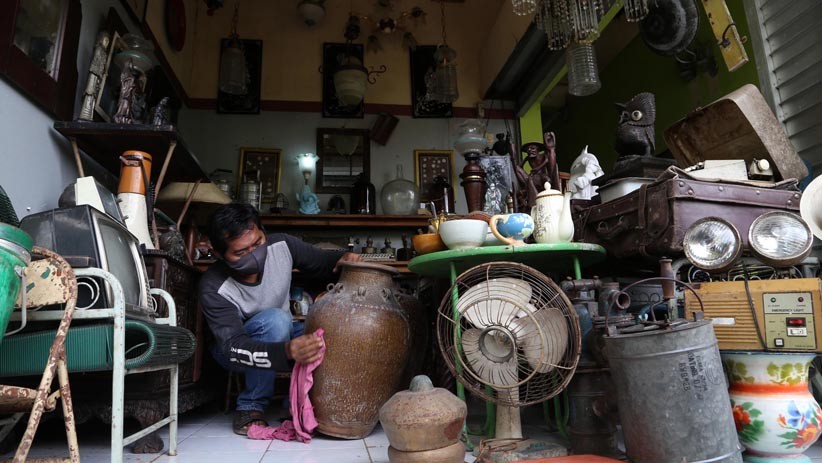 Pedagang Pasar Nostalgia Surabaya Jual Barang Antik Melalui Media Sosial - Bagian 1
