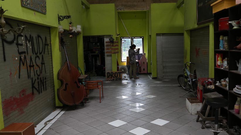 Pedagang Pasar Nostalgia Surabaya Jual Barang Antik Melalui Media Sosial - Bagian 4