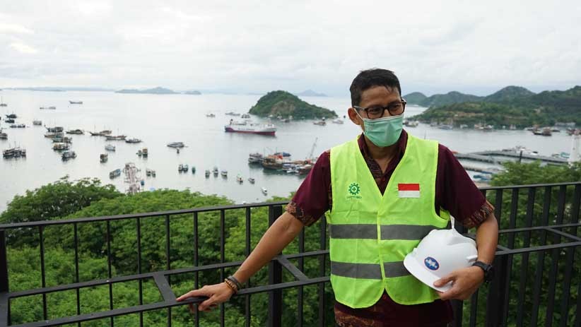 Begini Pose Sandiaga Uno dengan Latar Belakang Keindahan Alam Labuan Bajo - Bagian 1