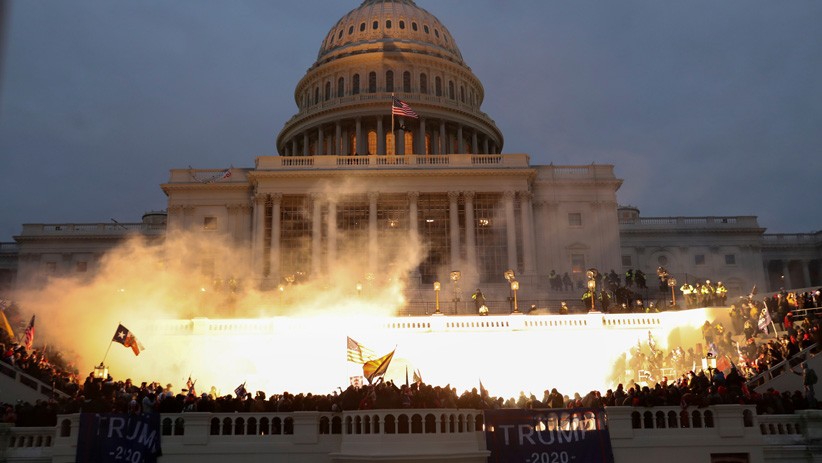 Ribuan Pendukung Donald Trump Serbu Gedung Capitol AS - Bagian 1