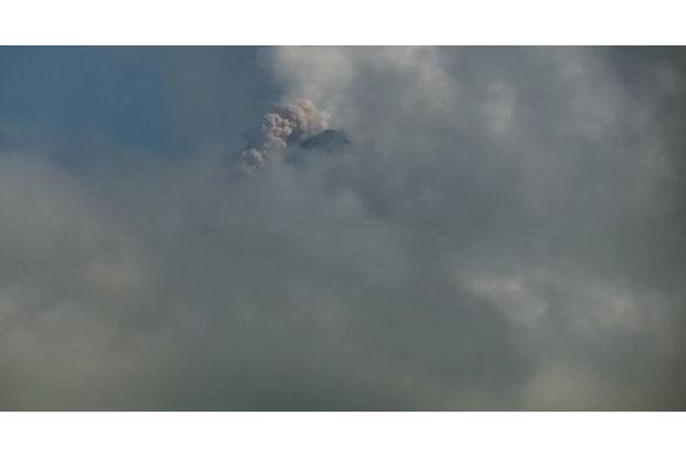 Merapi Keluarkan Awan Panas Setinggi 200 Meter  