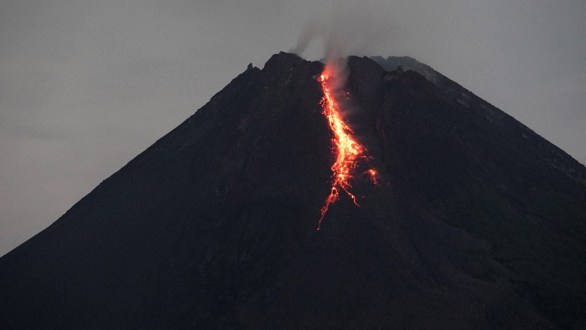 Gunung Merapi Luncurkan Lava Pijar Sejauh 800 Meter - Bagian 1