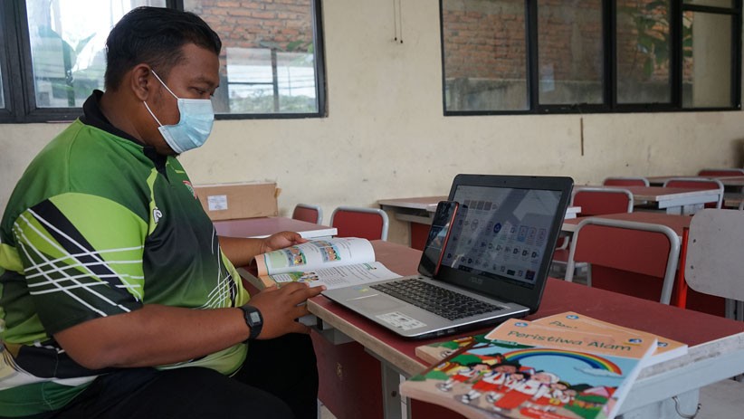 Potret Guru Sekolah Dasar di Tangsel Mengajar Online - Bagian 3