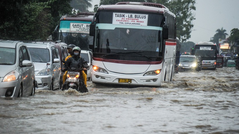 Drainase Buruk, Jalan Nasional Bandung - Garut Terendam Air - Bagian 1