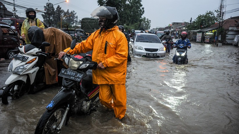 Drainase Buruk, Jalan Nasional Bandung - Garut Terendam Air - Bagian 2