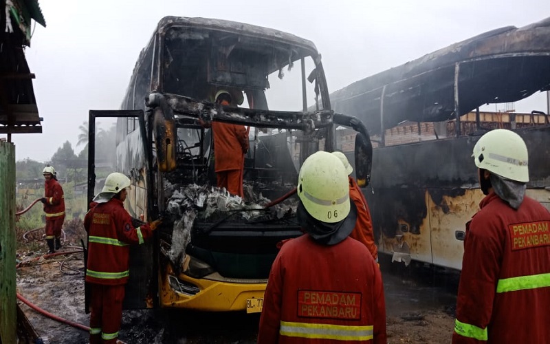 2 Bus Pariwisata di Pekanbaru Terbakar di Areal Parkir
