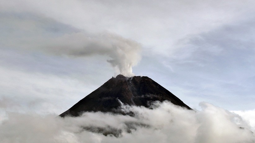 Penampakan Gunung Merapi Keluarkan Asap Sulfatra - Bagian 1