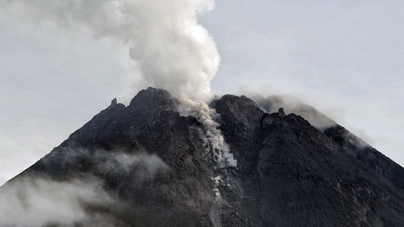 Penampakan Gunung Merapi Keluarkan Asap Sulfatra - Bagian 2