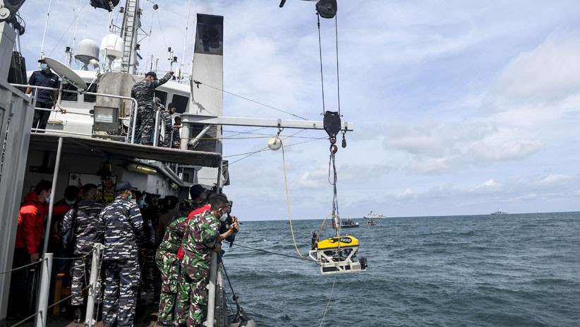 TNI AL Terjunkan Robot Bawah Laut Cari Korban dan Serpihan Pesawat Sriwijaya Air - Bagian 3