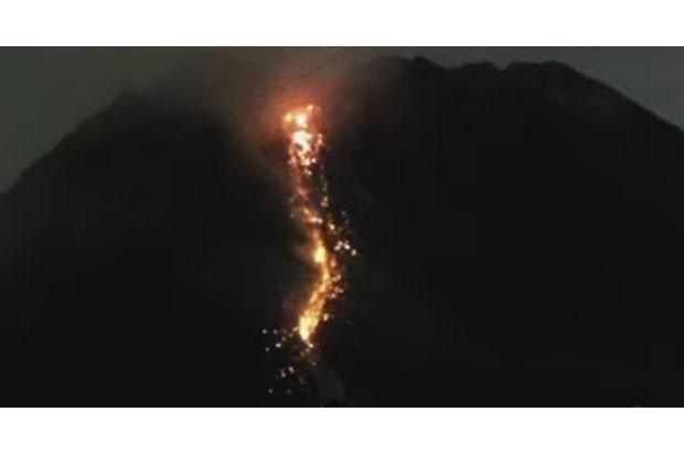 Merapi Kembali Luncurkan Lava Pijar ke Sungai Krasak