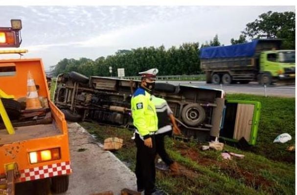 Mikrobus Terbalik di Tol Cipali Subang, Seorang Warga Kebumen Meninggal