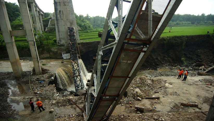 Penampakan Jembatan Rel Kereta Api Sepanjang 50 Meter Ambruk di Brebes - Bagian 1