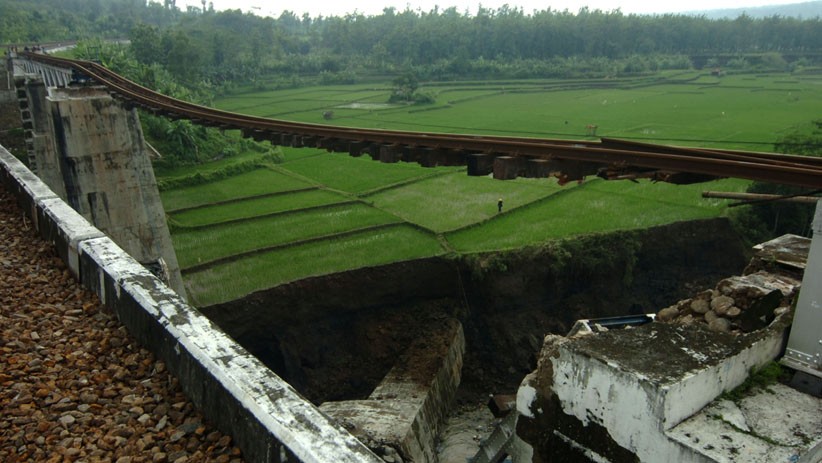 Penampakan Jembatan Rel Kereta Api Sepanjang 50 Meter Ambruk di Brebes - Bagian 2