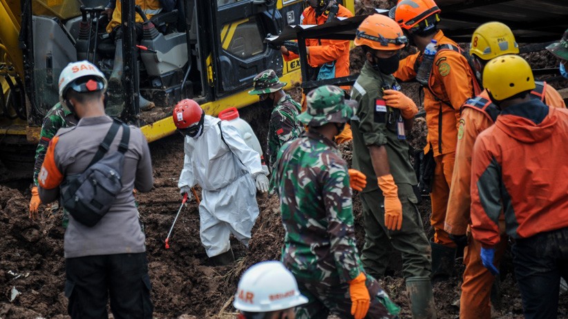 Tim SAR Evakuasi 16 Jenazah Korban Longsor Sumedang, 23 Orang Masih Dicari - Bagian 1