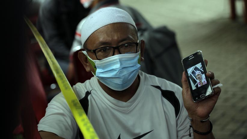 Pasrah dan Ikhlas, Pria Ini Sabar Menanti Kabar Jasad Istri Tercinta di RS Polri - Bagian 1