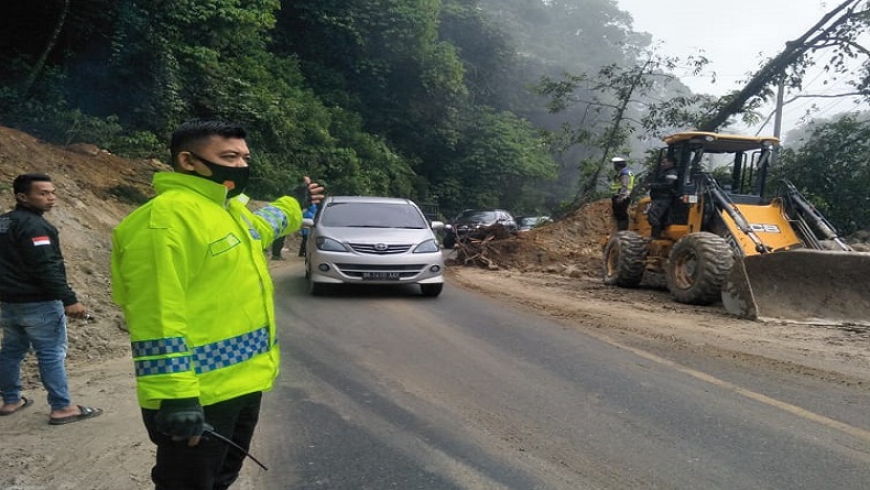 Jalur Medan-Berastagi Dilanda Longsor, Polisi Berlakukan Buka Tutup Jalan