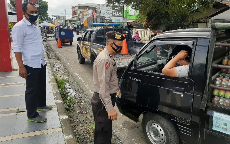 Hari Pertama PPKM, Puluhan Warga KBB Tak Patuh Prokes Kena Semprot Petugas