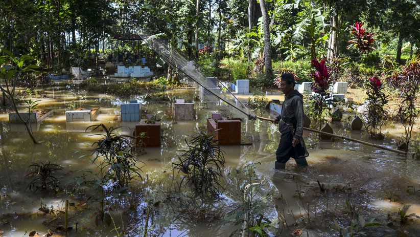 Sungai Cikidang Tasikmalaya Meluap, Warga Memancing di TPU yang Terendam Banjir - Bagian 1