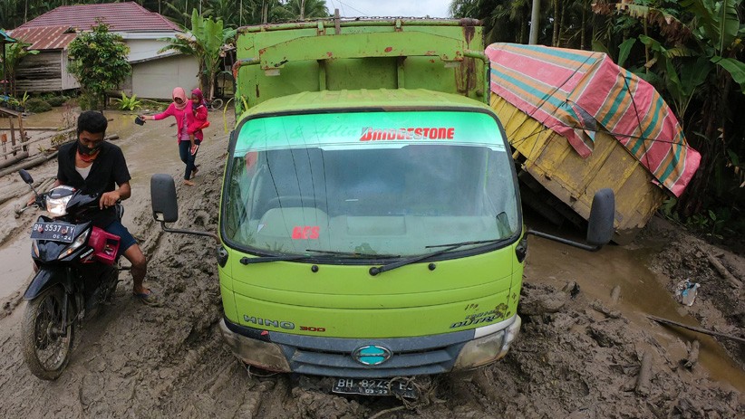 Jalan Lintas Jambi Rusak Parah, Motor Berjatuhan dan Truk Terperosok ke Lubang - Bagian 2