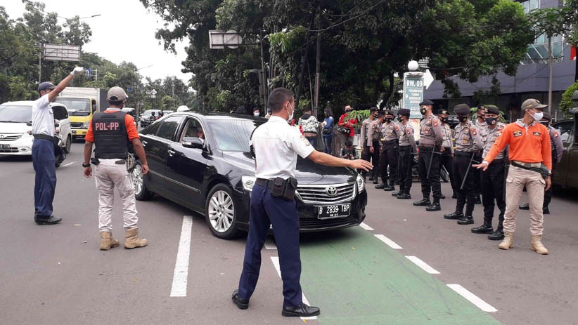 Akses Menuju Rumah Duka Syekh Ali Jaber Dijaga Ketat Polisi, Begini Suasananya - Bagian 3