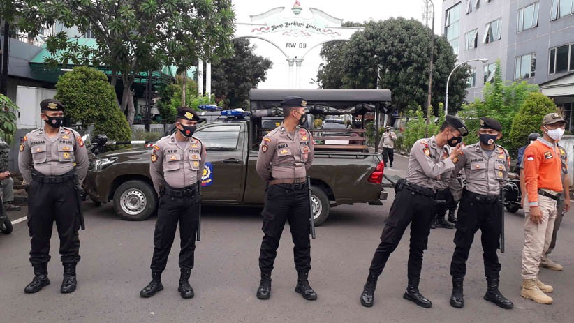 Akses Menuju Rumah Duka Syekh Ali Jaber Dijaga Ketat Polisi, Begini Suasananya - Bagian 1