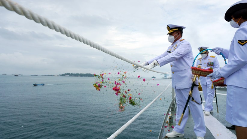 Kenang Pertempuran Heroik di Laut Arafura, TNI AL Tabur Bunga dari KRI Teluk Lada - Bagian 1