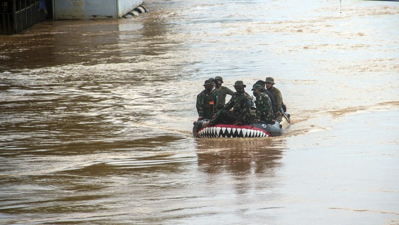 Misi Kemanusiaan, Marinir Diterjunkan Bantu Evakuasi Korban Banjir Kalsel - Bagian 1