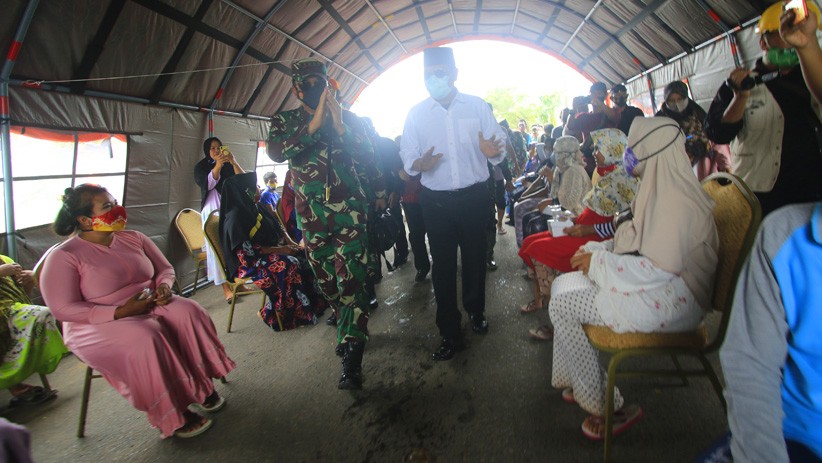 Panglima TNI Blusukan ke Kawasan Banjir Kalsel, Salurkan Bantuan Presiden Jokowi - Bagian 3