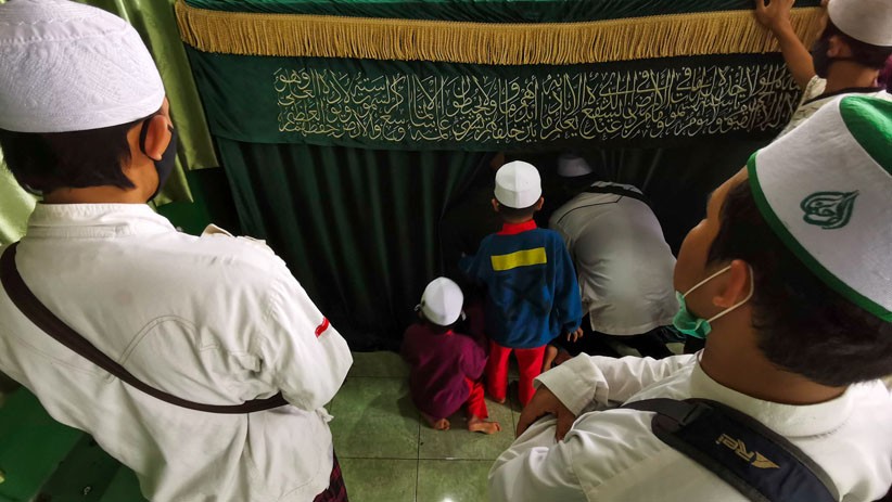 Makam Habib Ali bin Abdurrahman Assegaf Didatangi Ratusan Pelayat - Bagian 2