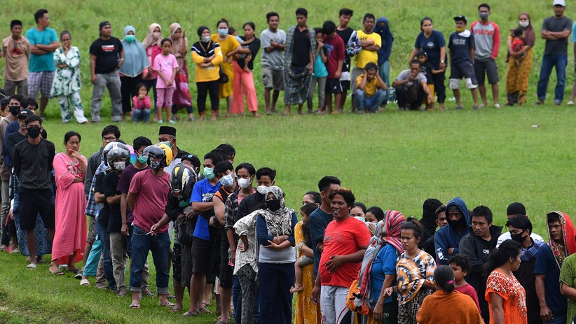 Ratusan Pengungsi Gempa Mamuju Antre Bantuan Logistik dari TNI AD - Bagian 2