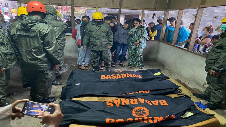 Polisi Evakuasi Korban Banjir dan Longsor di Manado