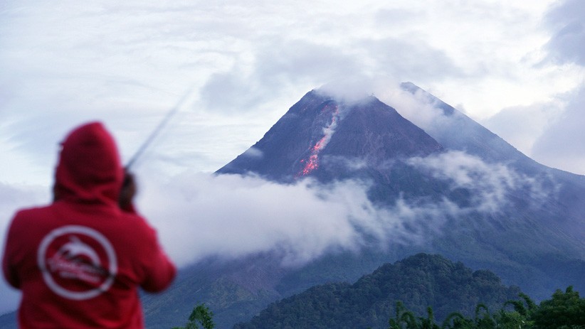 Penampakan Gunung Merapi Keluarkan Lava Pijar Sejauh 600 Meter - Bagian 2