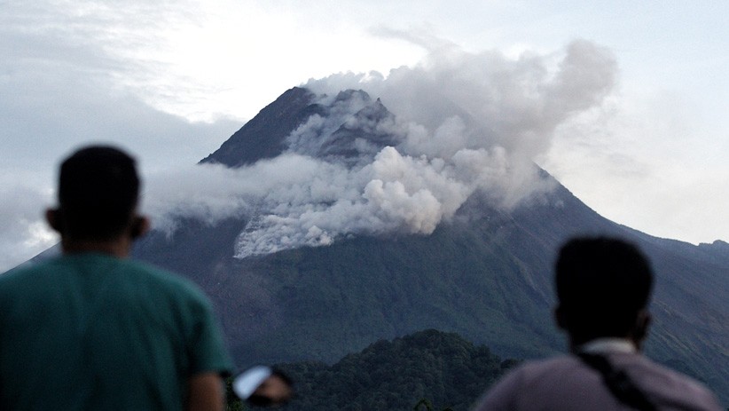 Penampakan Gunung Merapi Keluarkan Lava Pijar Sejauh 600 Meter - Bagian 3