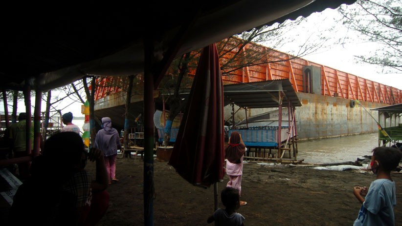 Kapal Tongkang Terdampar Hancurkan 2 Warung di Pantai Utara Tegal - Bagian 1