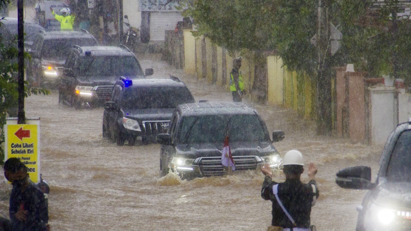Iring-iringan Mobil Presiden Jokowi Terobos Banjir Kalimantan Selatan - Bagian 1