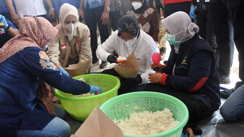 Begini Potret Tri Rismaharini Siapkan Nasi Bungkus untuk Korban Banjir Jember - Bagian 1