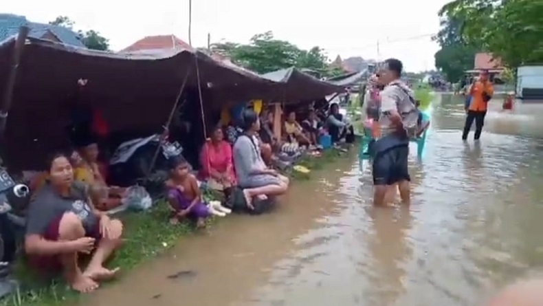 Banjir Masih Tinggi, Warga Cirebon Dirikan Tenda di Tepi Sungai