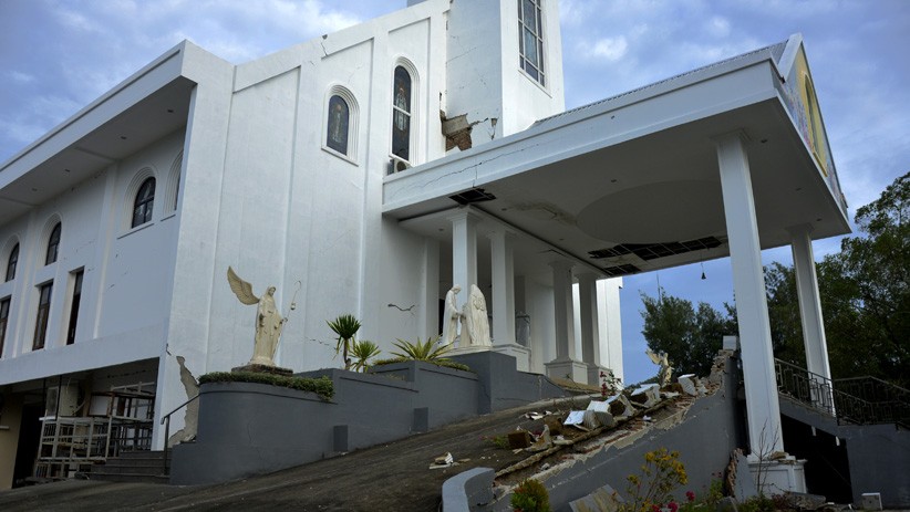 Gereja Katolik Santa Maria Mamuju Rusak Berat akibat Gempa Bumi - Bagian 3