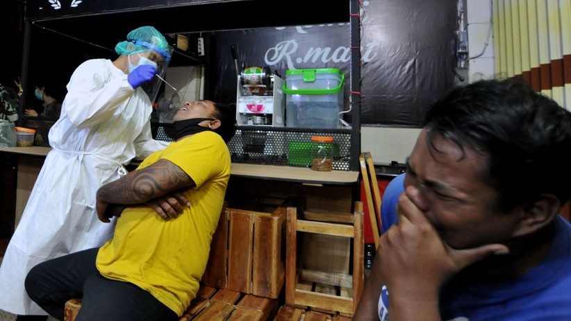 Melanggar Aturan PPKM, Pelaku Usaha di Denpasar Jalani Rapid Test Antigen - Bagian 1